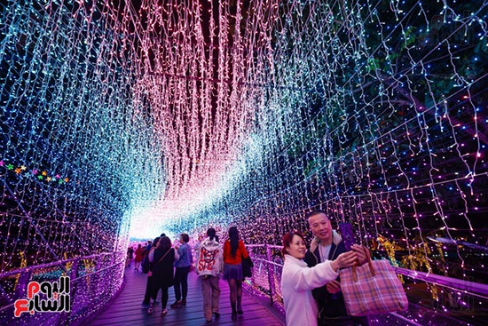 زوجان يلتقطان الصور التذكارية