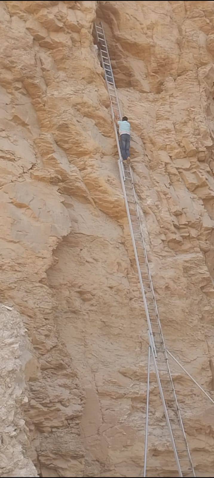 سلم بإرتفاع 16 متر للوصول إلى المقبرة المعلقة فى البر الغربى