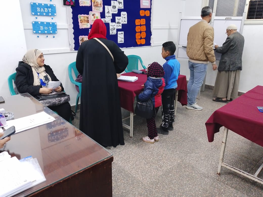 الأطفال داخل لجان التصويت