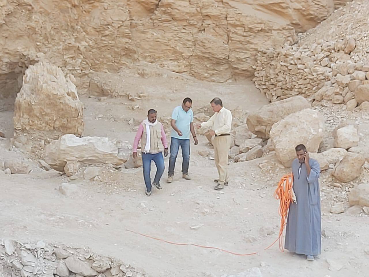 جانب من عمل البعثات فى كشف تاريخ وأسرار المقبرة المعلقة