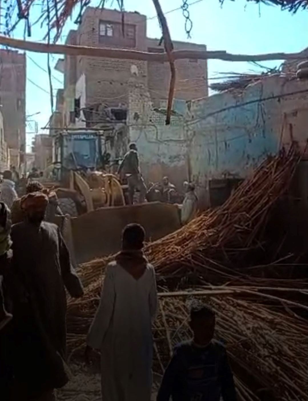 مجلس مدينة إسنا ينفذ حملة لمتابعة حالة منازل قرية الدير