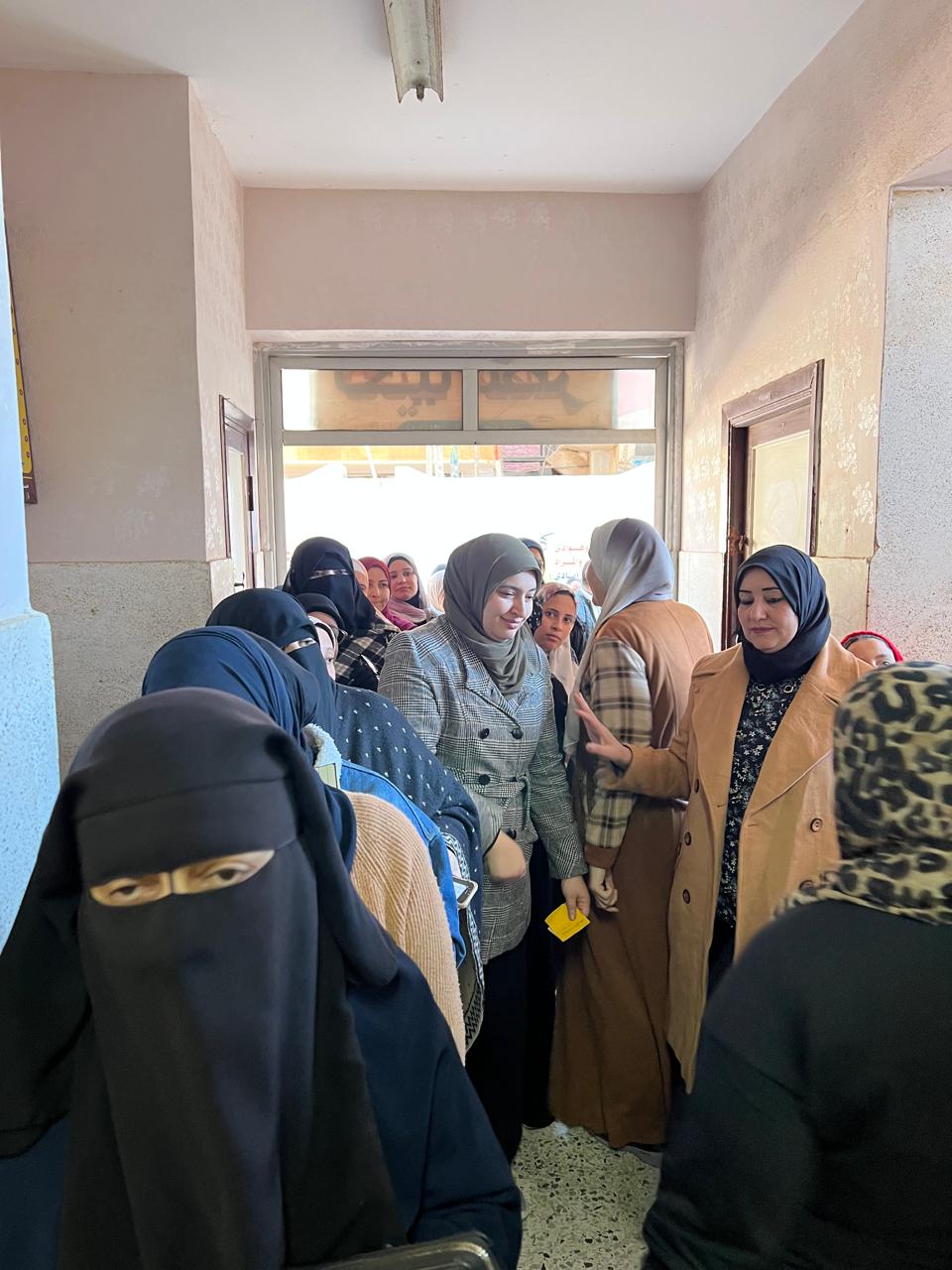 طوابير من السيدات امام اللجان طوابير من السيدات امام اللجان