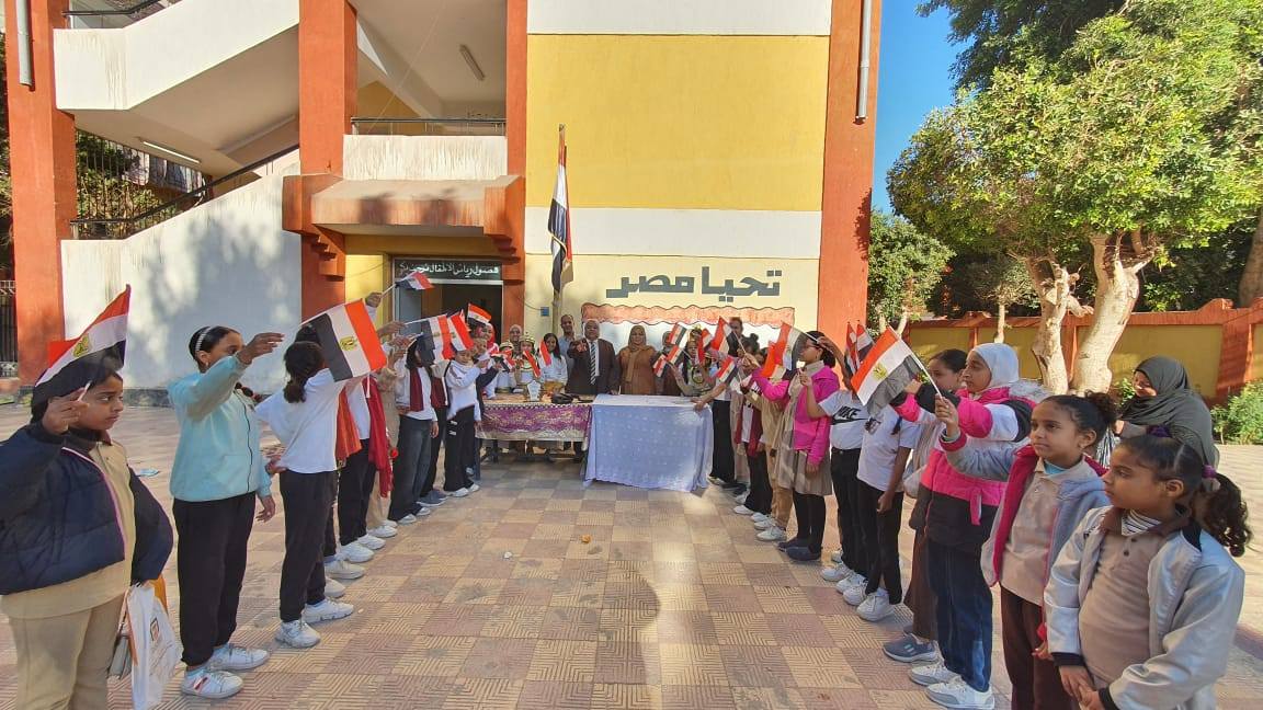 فرحة الأطفال بعلم مصر فى زيارة وكيل التعليم للمدرسة فرحة الأطفال بعلم مصر فى زيارة وكيل التعليم للمدرسة