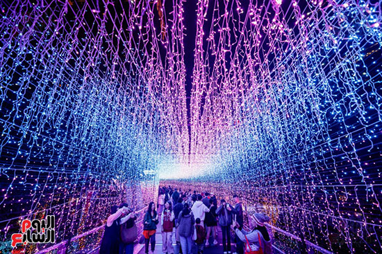 ممرات مزينة بالأضواء