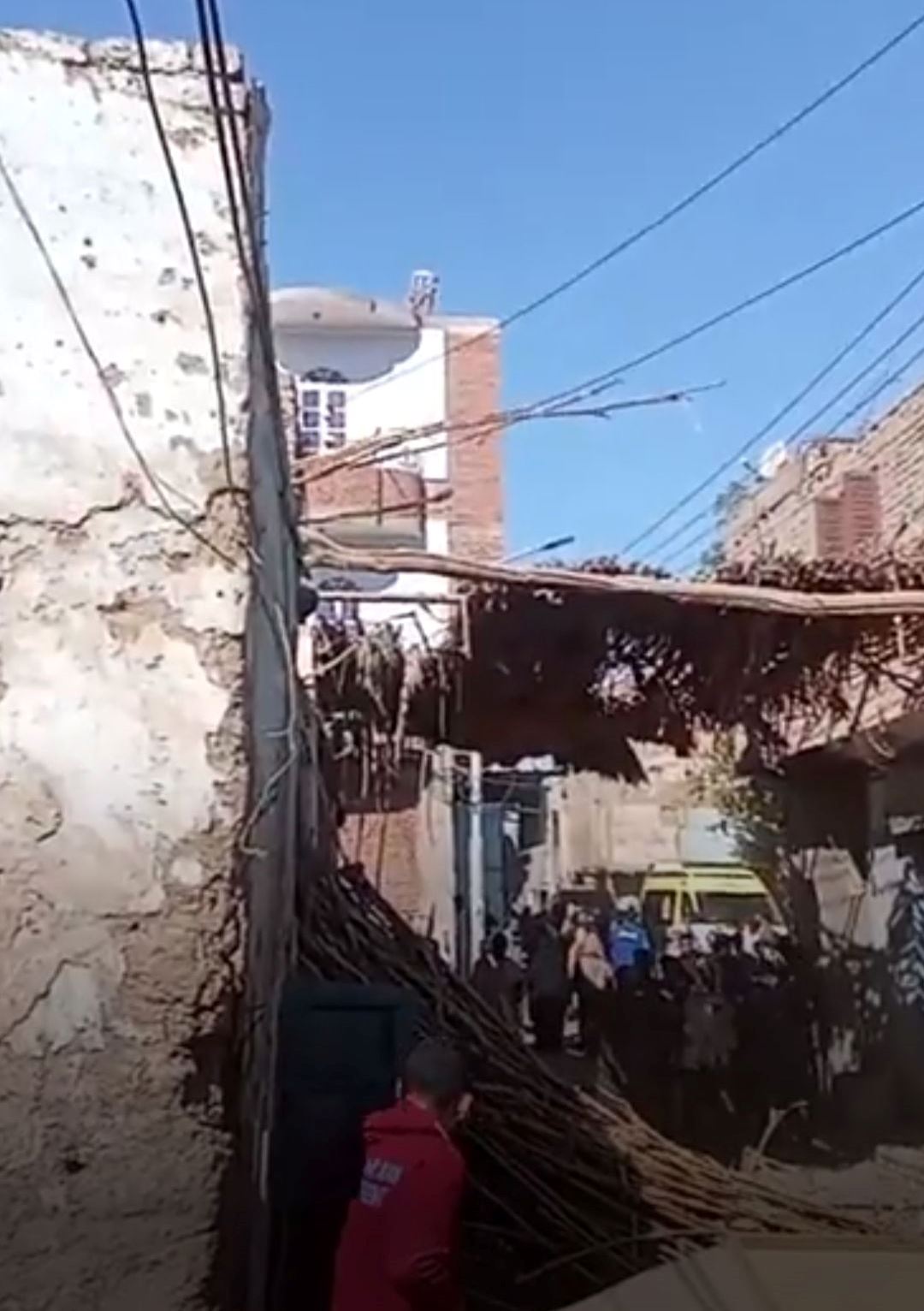 حملة مجلس المدينة بإسنا على المنازل المتهالكة بقرية الدير