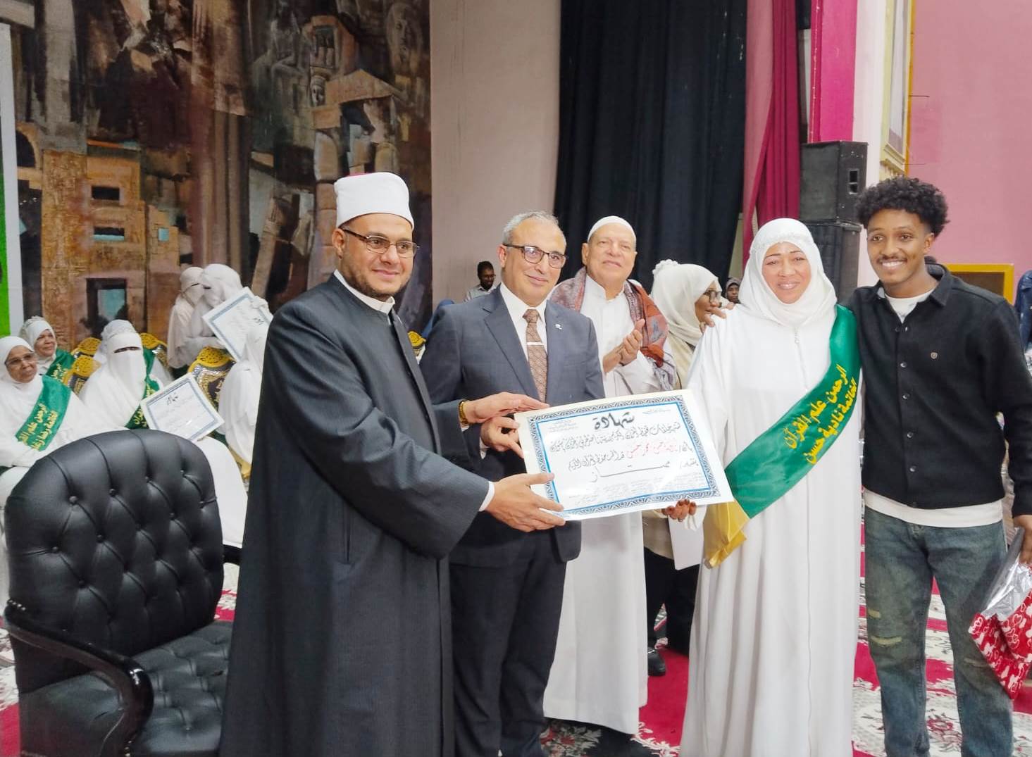 جانب من التكريم جانب من التكريم