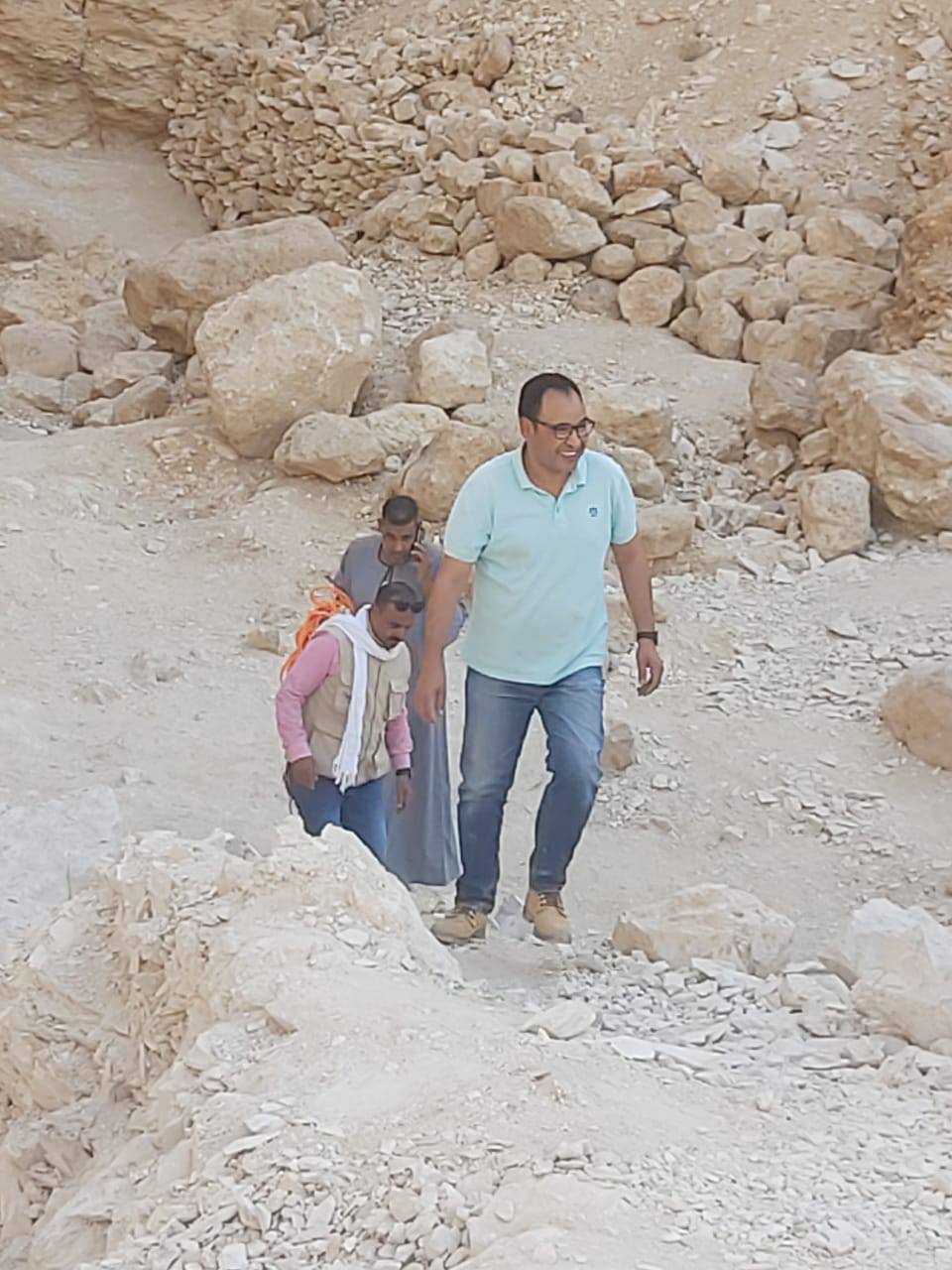 مدير آثار الأقصر يتابع العمل فى كشف تاريخ المقبرة المعلقة نفرو رع