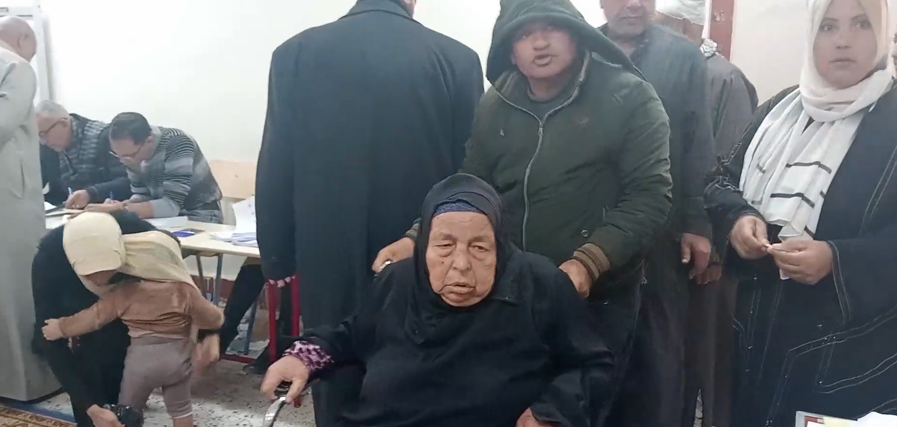 الكراسي المتحركة والنساء المسنات في دائرة الضوء الكراسي المتحركة والنساء المسنات في دائرة الضوء