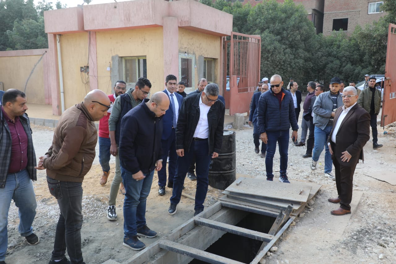 محافظ الجيزة يتابع نسب تنفيذ محطات صرف صحي جديدة (3)