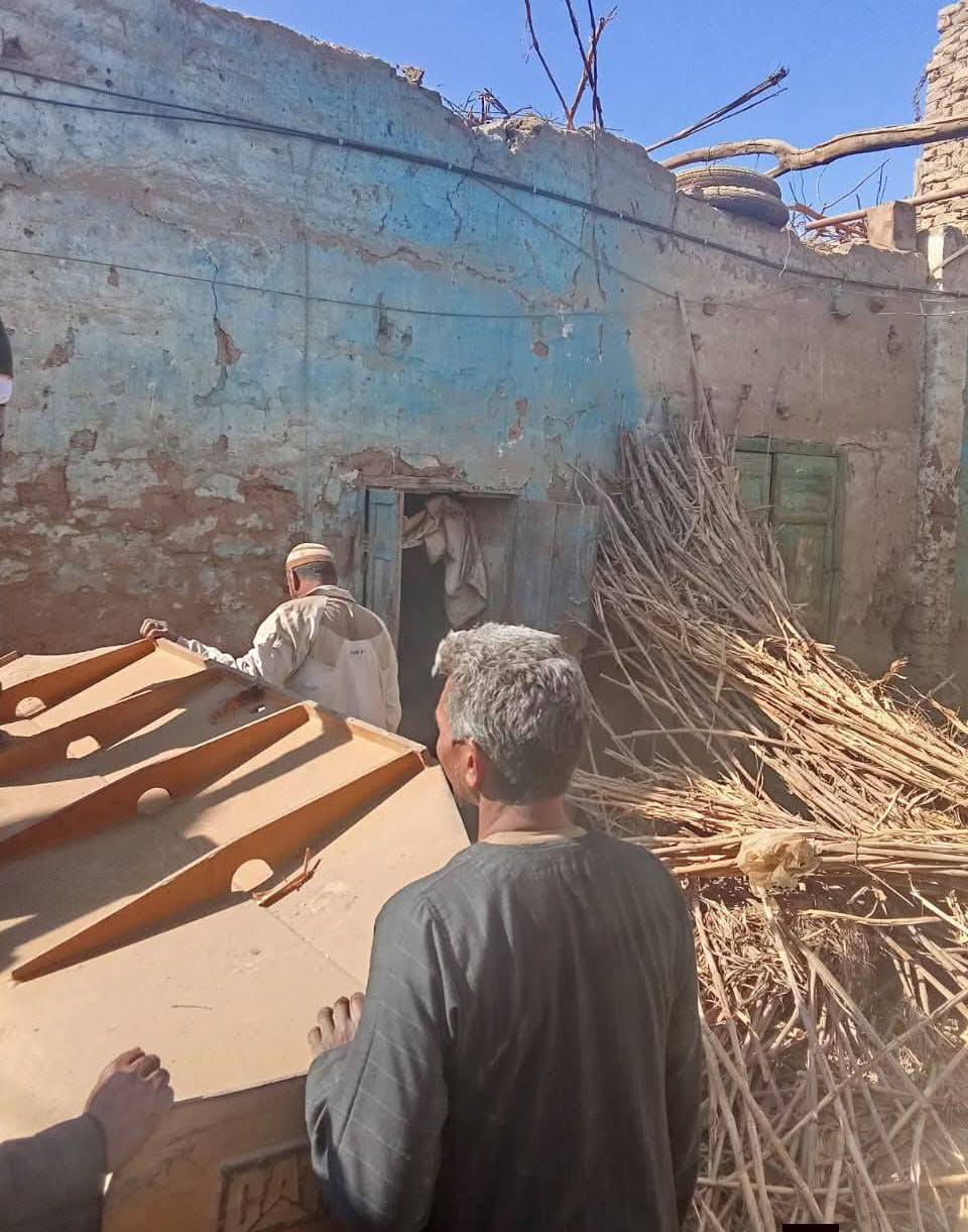 لجنة من مجلس مدينة إسنا تعاين المنازل المتهالكة بقرية الدير