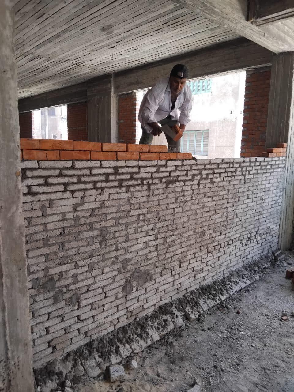 بناء الحوائط بالمبني الإداري الجديد