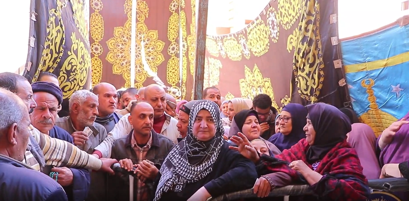 اقبال من السيدات وكبار السن 