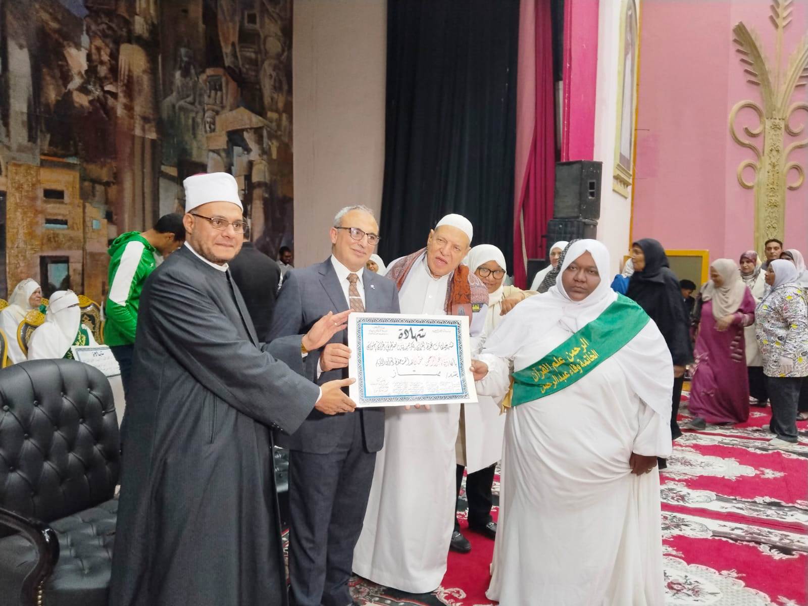 جانب من تكريم السيدات الحافظات جانب من تكريم السيدات الحافظات