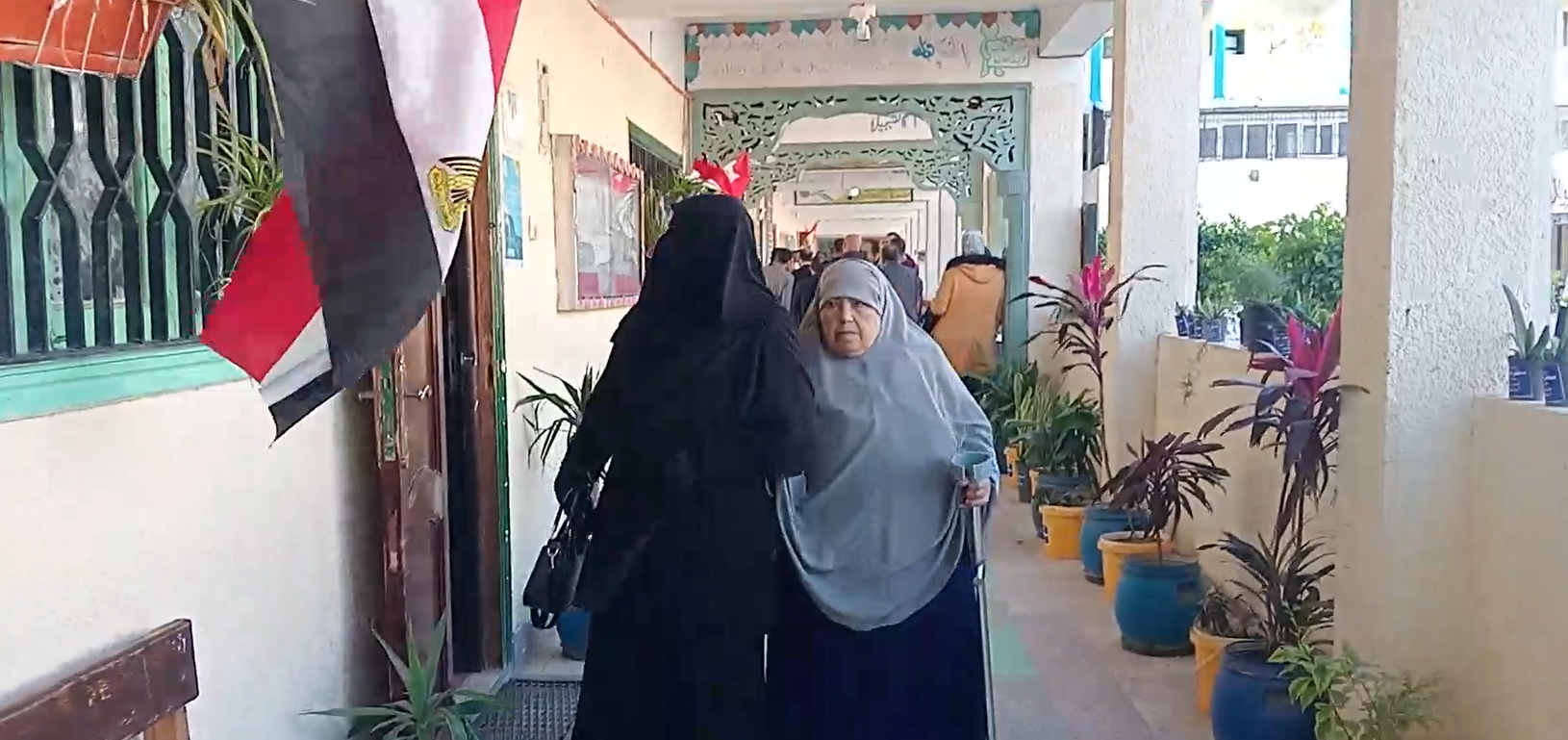 امرأة مسنة مريضة تذهب للإدلاء بصوتها امرأة مسنة مريضة تذهب للإدلاء بصوتها