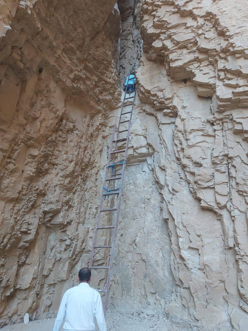 المقبرة المعلقة بالأقصر الوصول إليها يحتاج سلم بإرتفاع 16 متر
