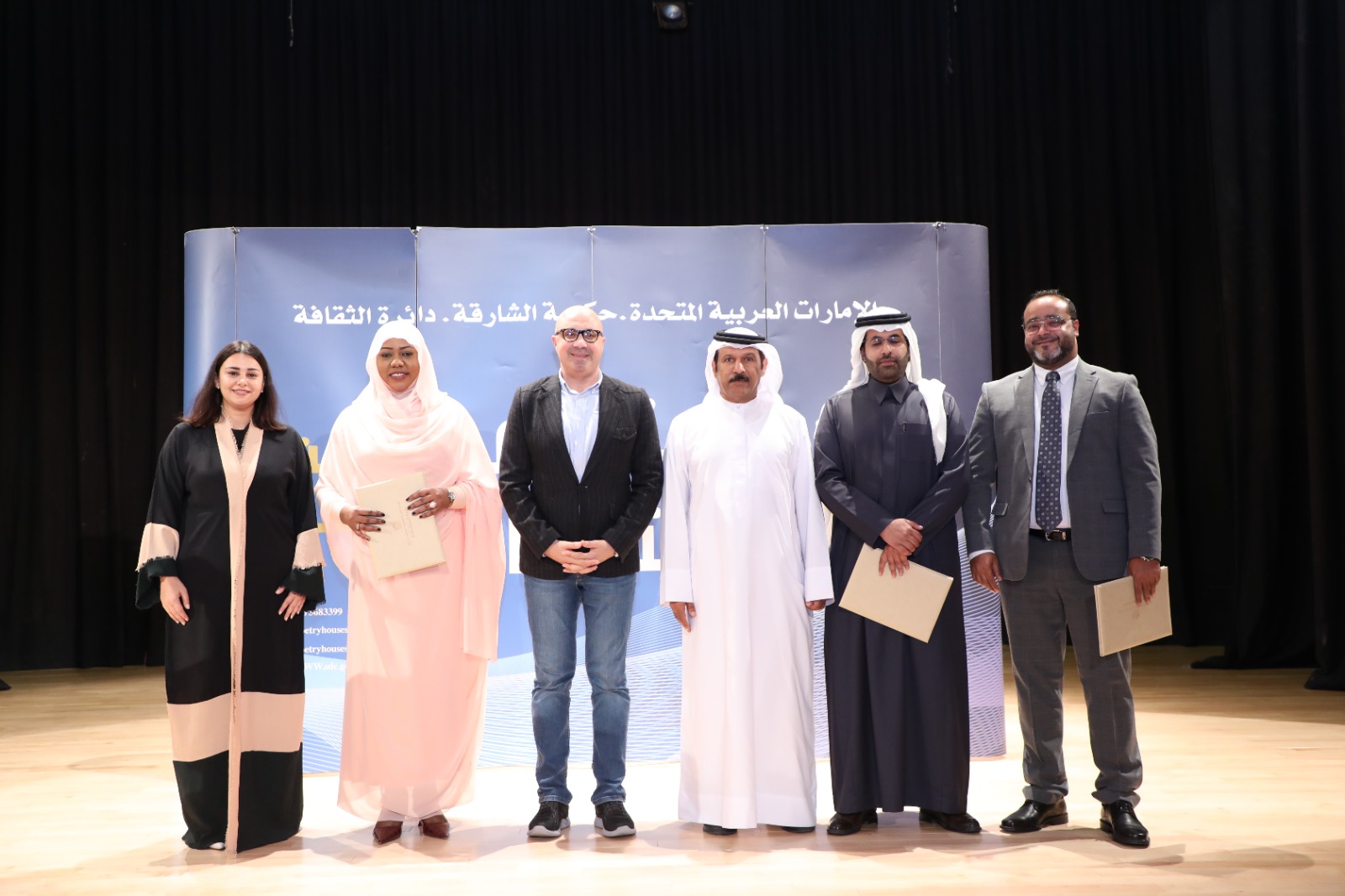 الشاعر محمد البريكى يكرم الشعراء الشاعر محمد البريكى يكرم الشعراء