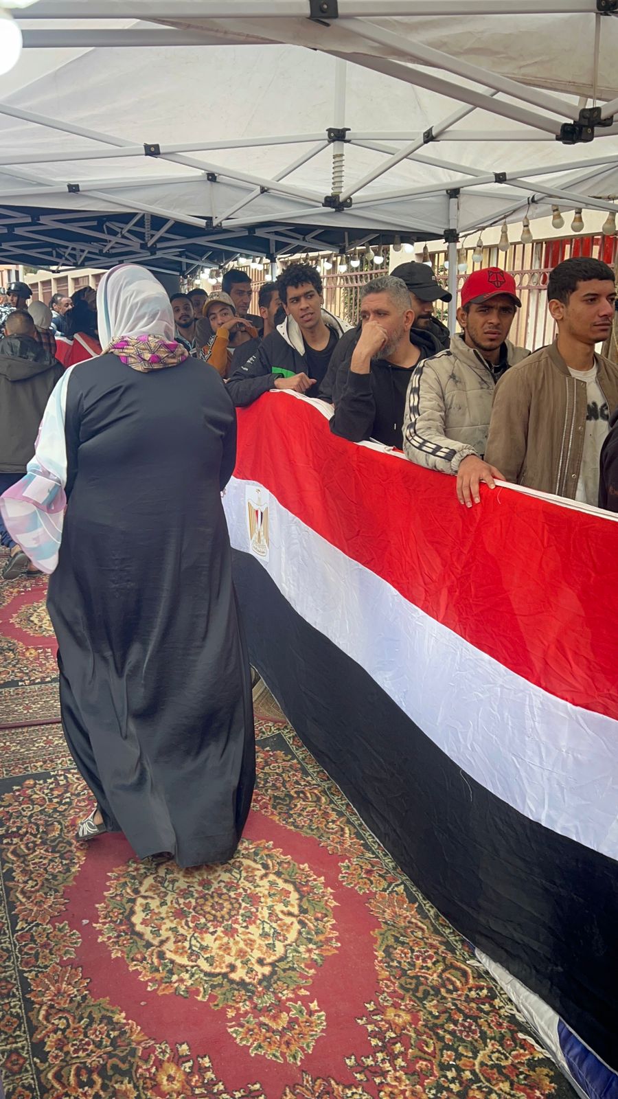 طابور من شباب الأسمرات للتصويت في جولة الإعادة بالمقطم.. صور وفيديو  (7)