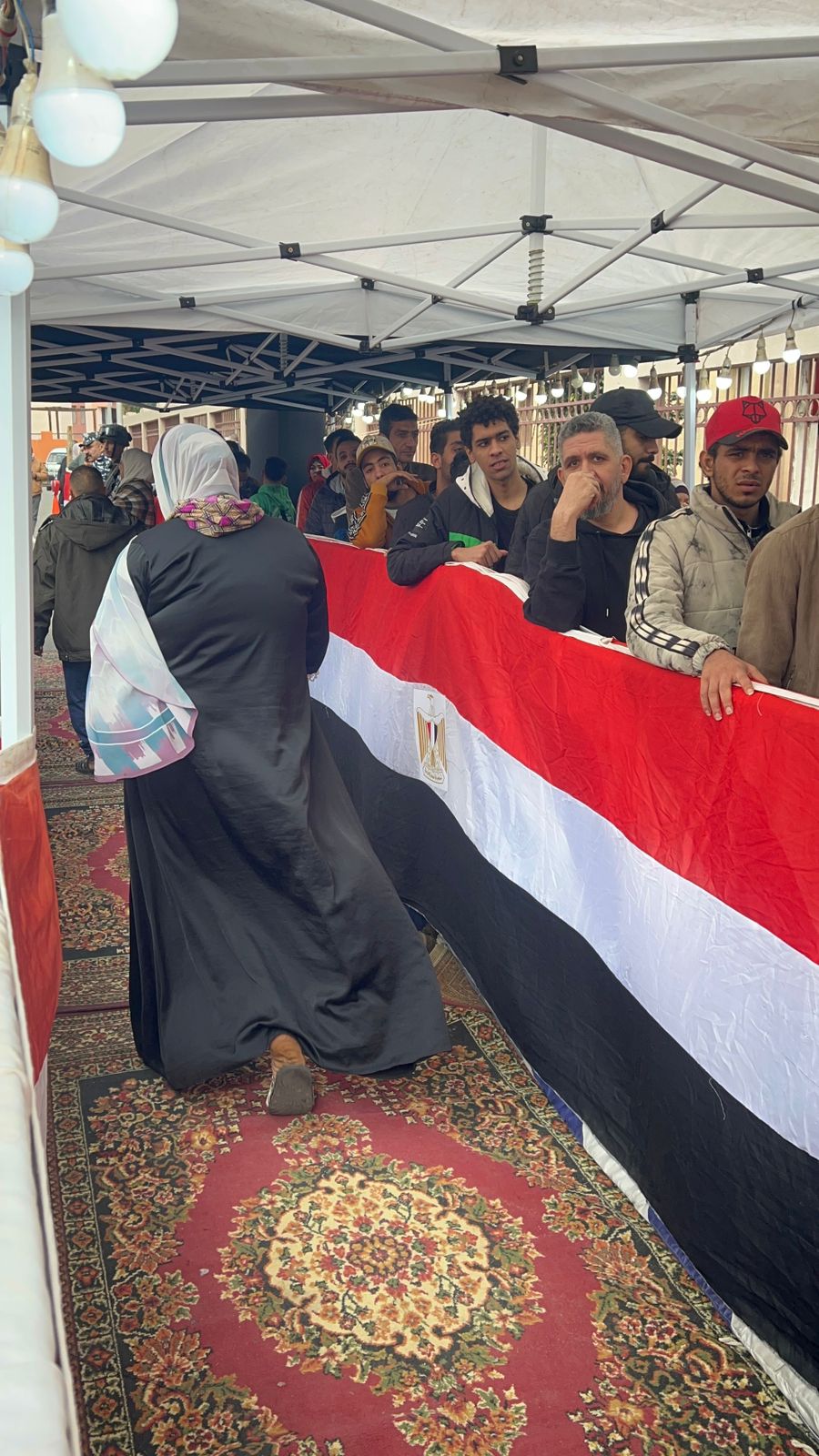 طابور من شباب الأسمرات للتصويت في جولة الإعادة بالمقطم.. صور وفيديو  (6)