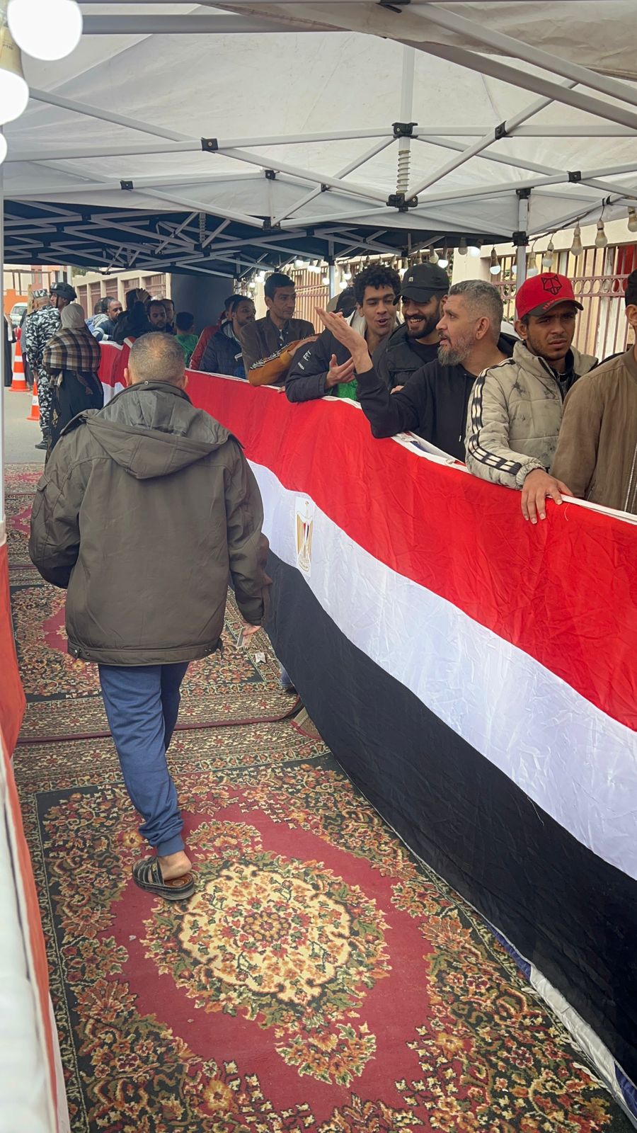 طابور من شباب الأسمرات للتصويت في جولة الإعادة بالمقطم.. صور وفيديو  (5)