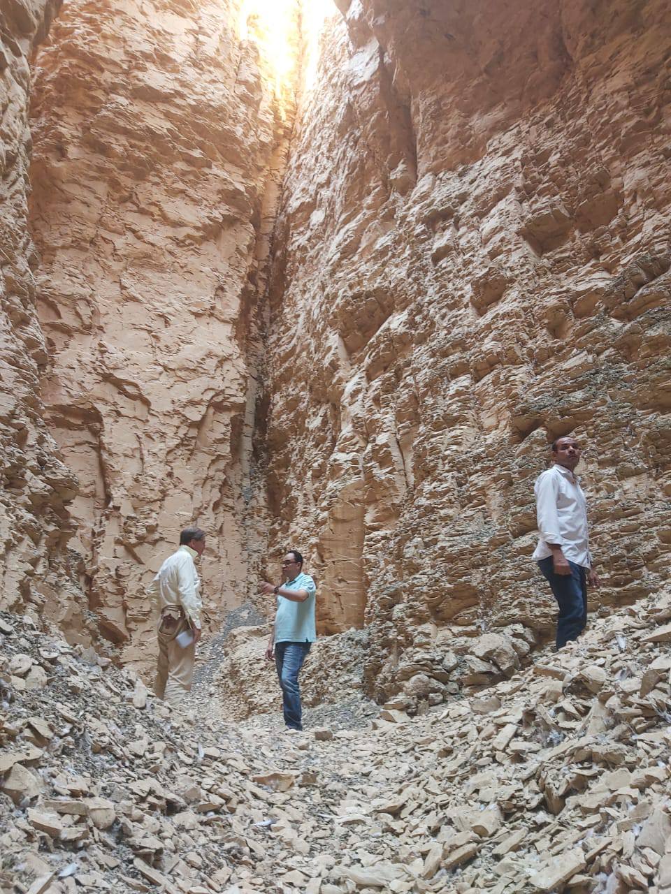 جانب من العمل فى كشف أسرار المقبرة المعلقة غرب الأقصر