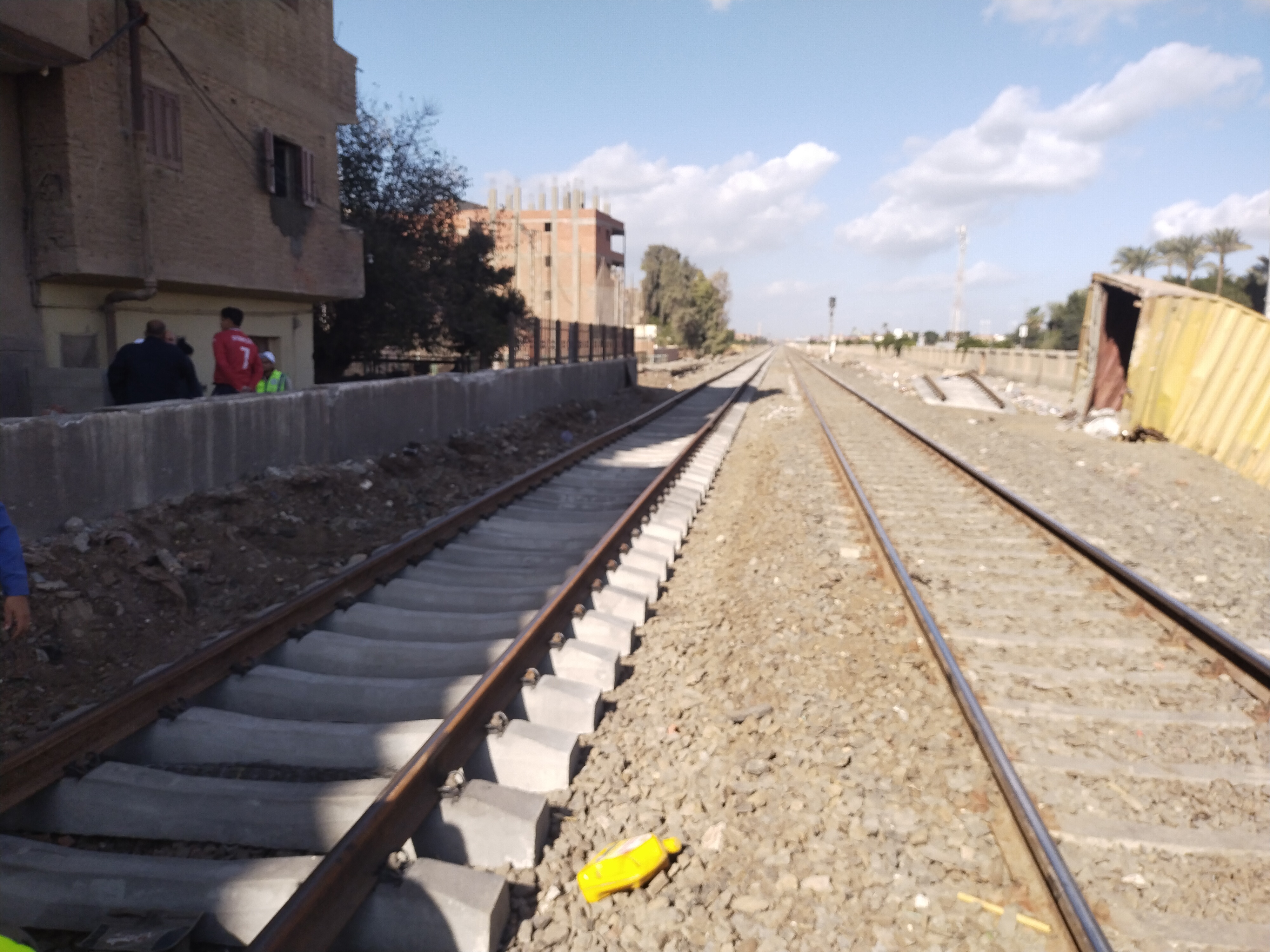 ترميم واجهات المنازل بعد رفع حاويات قطار البضائع بطوخ (7)