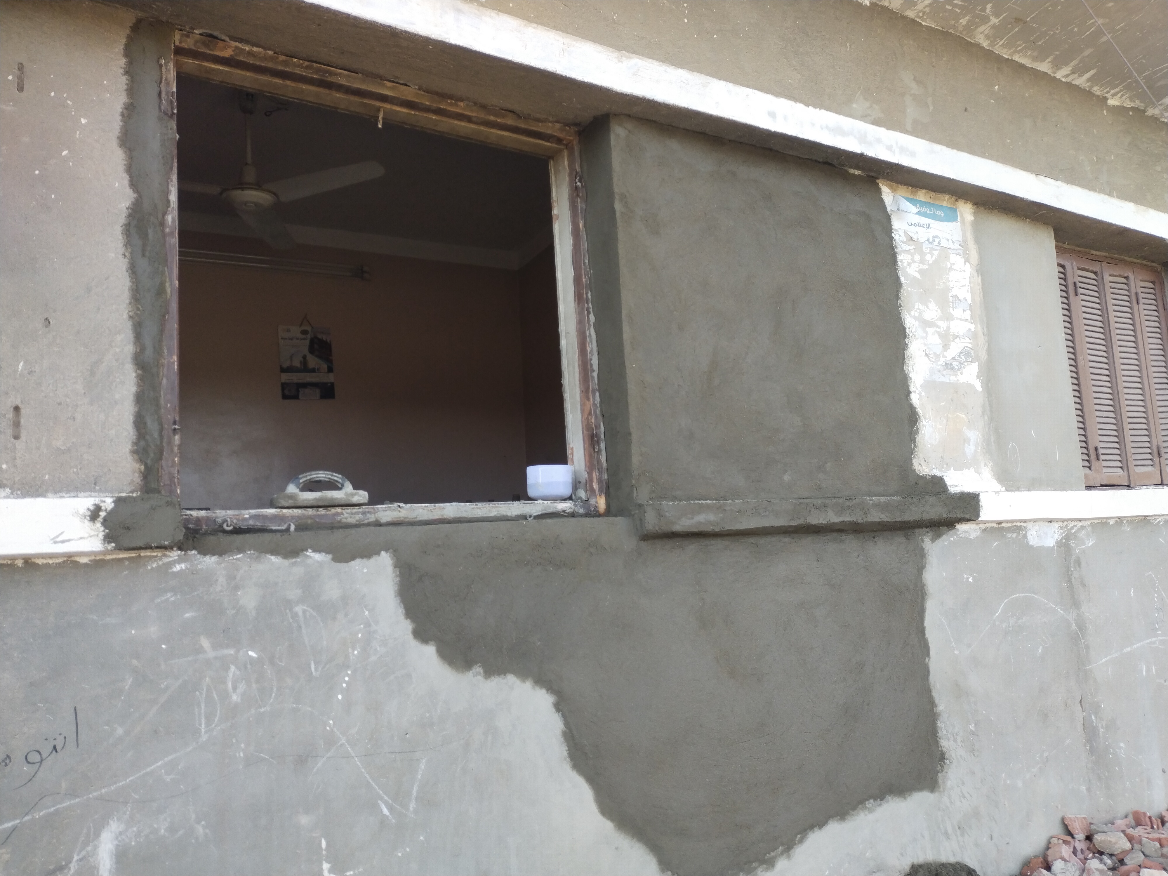 ترميم واجهات المنازل بعد رفع حاويات قطار البضائع بطوخ (2)