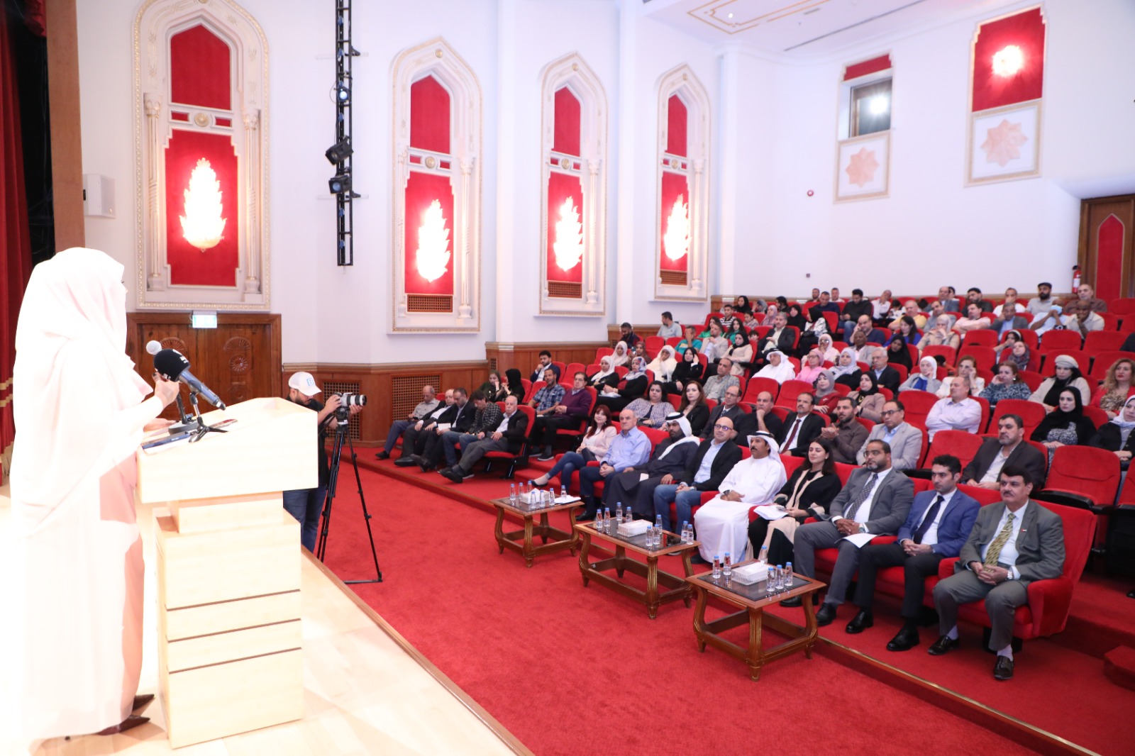 خلال الأمسية الشعرية خلال الأمسية الشعرية