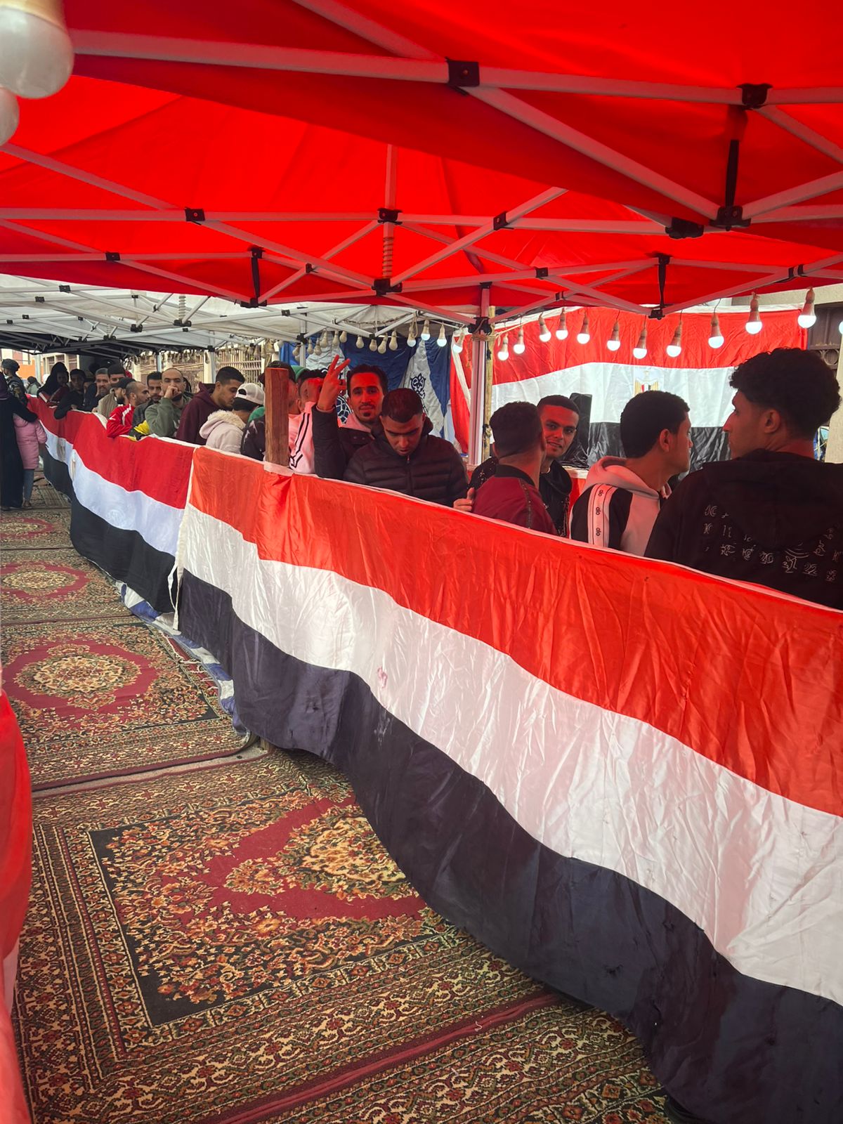 طابور من شباب الأسمرات للتصويت في جولة الإعادة بالمقطم.. صور وفيديو  (2)