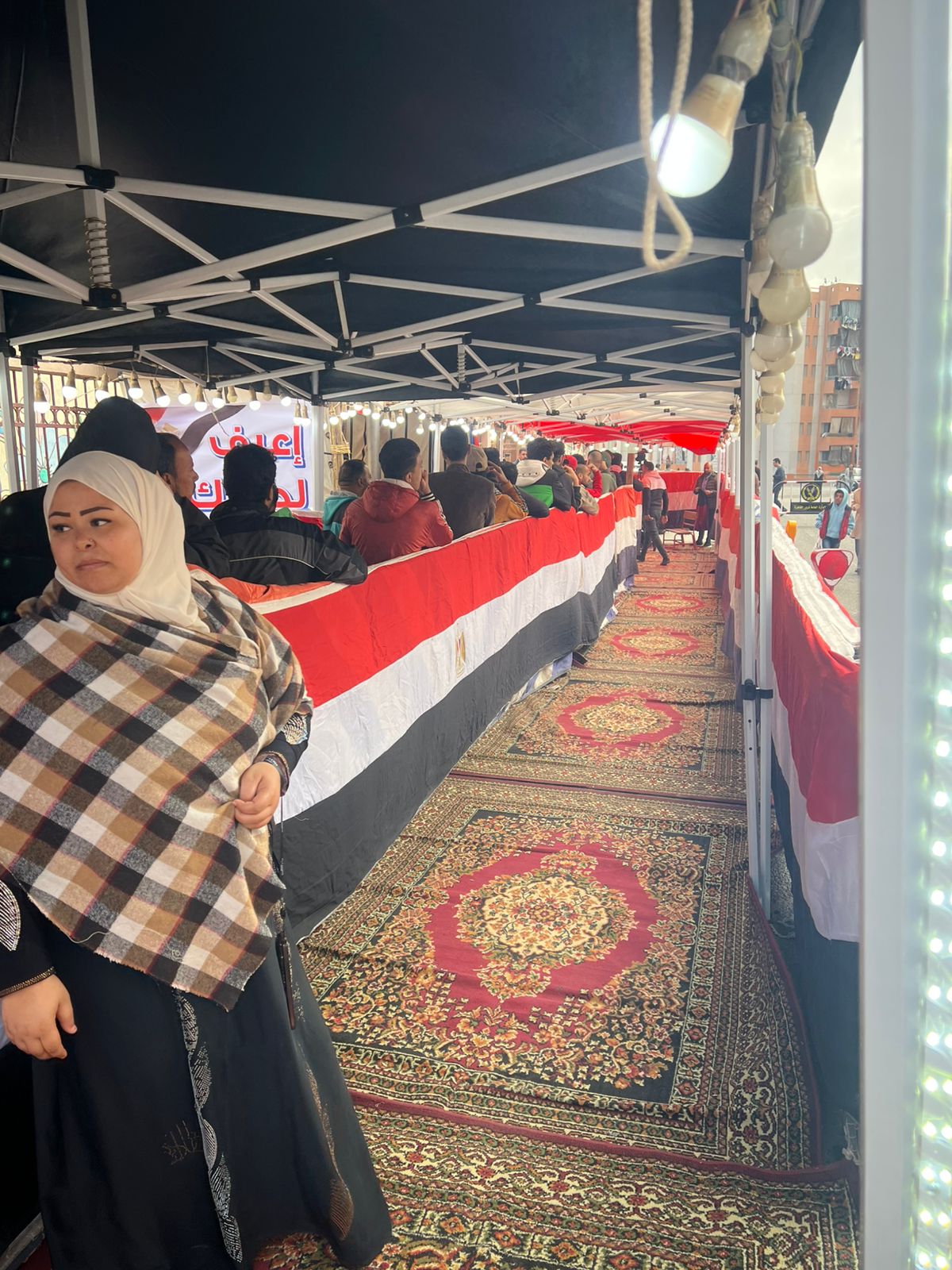 طابور من شباب الأسمرات للتصويت في جولة الإعادة بالمقطم.. صور وفيديو  (8)