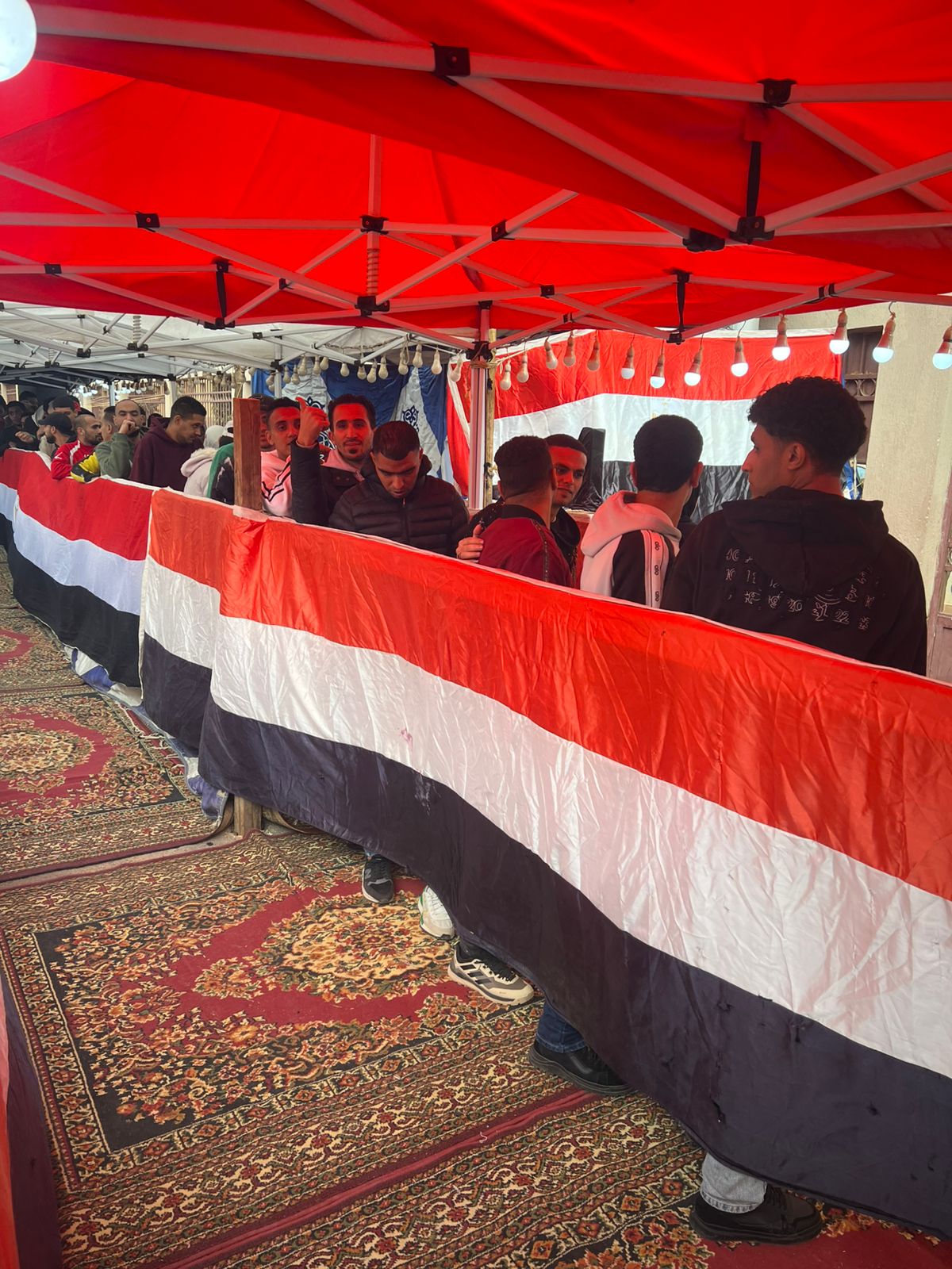 طابور من شباب الأسمرات للتصويت في جولة الإعادة بالمقطم.. صور وفيديو  (1)