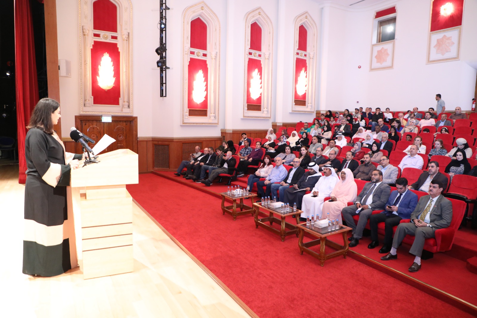 جانب من الأمسية الشعرية جانب من الأمسية الشعرية