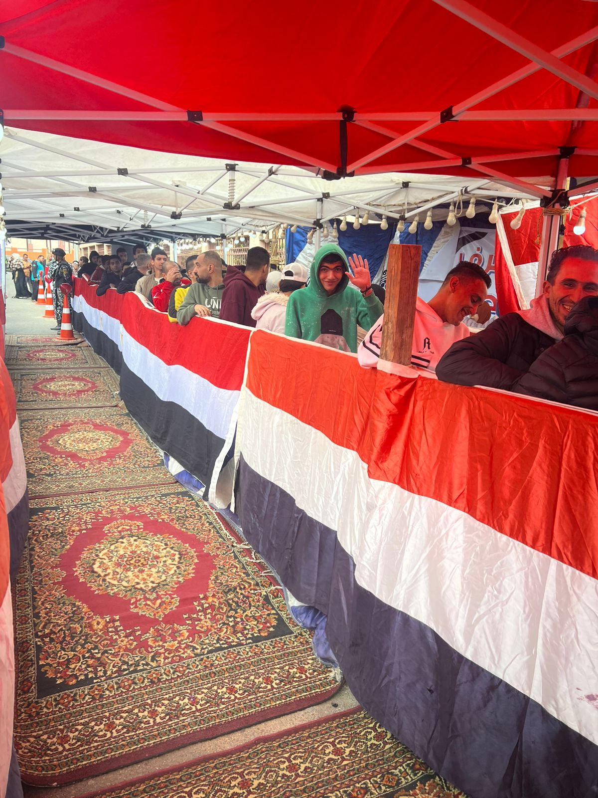 طابور من شباب الأسمرات للتصويت في جولة الإعادة بالمقطم.. صور وفيديو  (3)