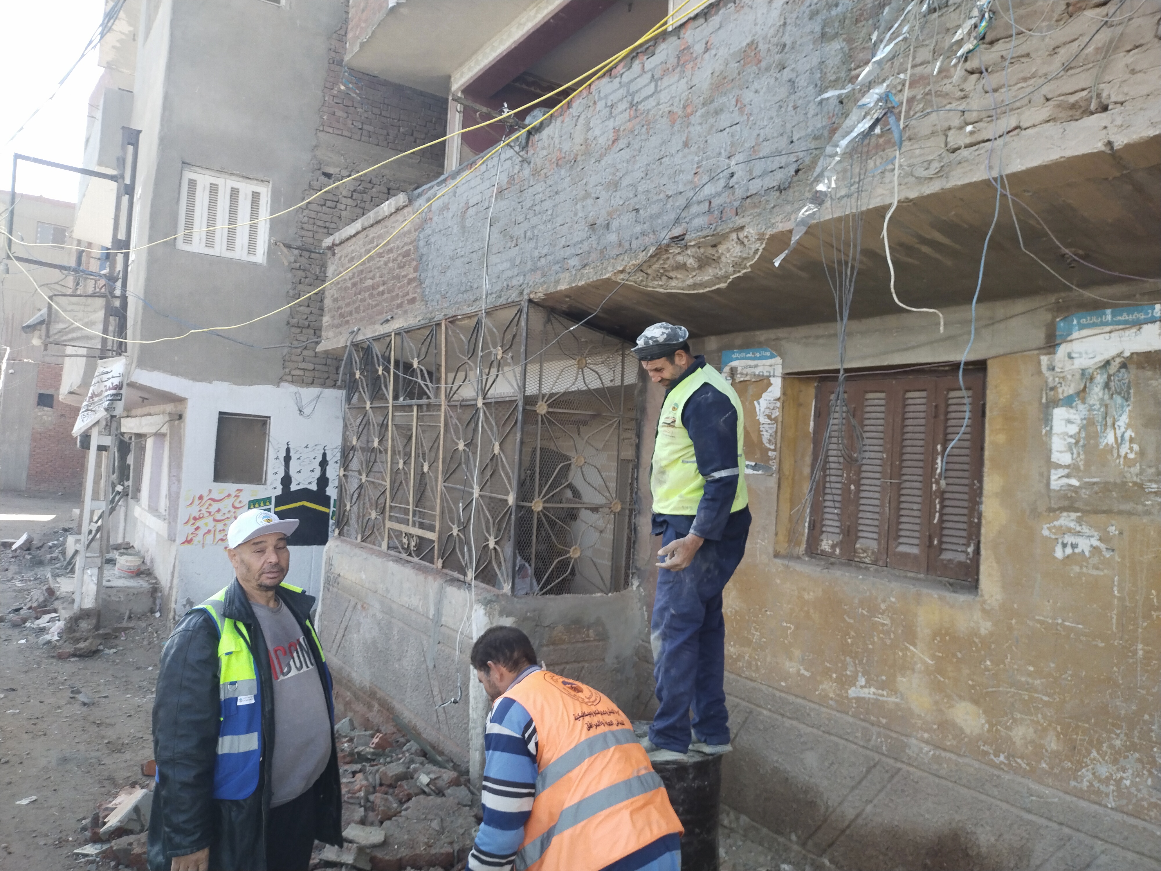 ترميم واجهات المنازل بعد رفع حاويات قطار البضائع بطوخ (5)