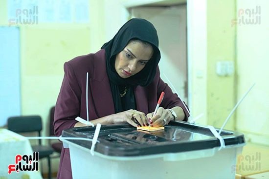 إقبال وزحام من الناخبين في للتصويت في جولة الإعادة من الانتخابات البرلمانية (18)