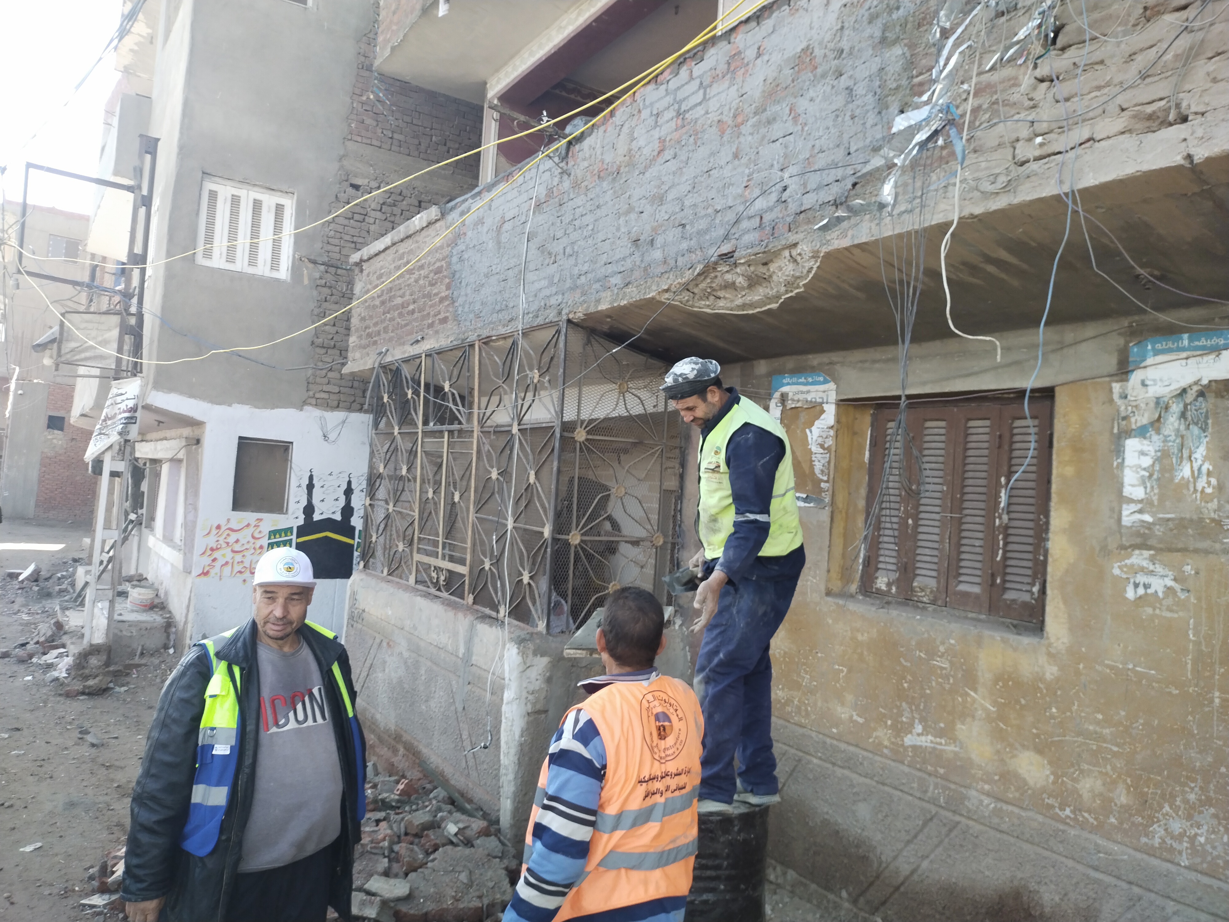 ترميم واجهات المنازل بعد رفع حاويات قطار البضائع بطوخ (6)