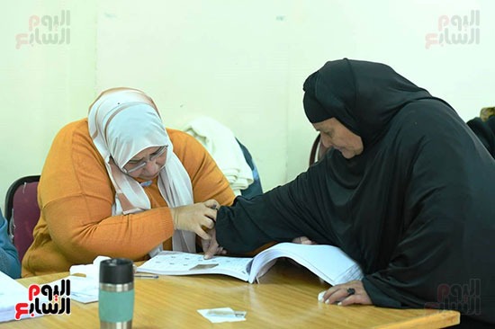 إقبال وزحام من الناخبين في للتصويت في جولة الإعادة من الانتخابات البرلمانية (32)