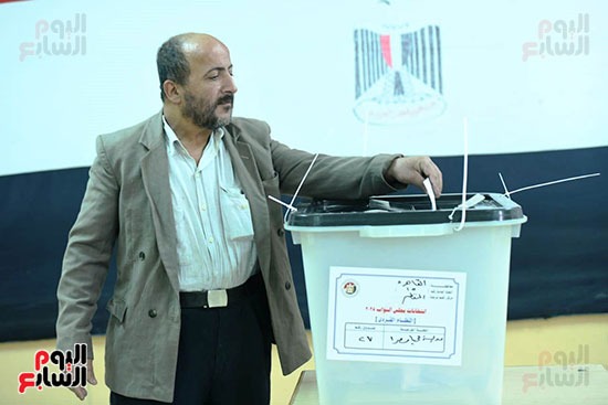 إقبال وزحام من الناخبين في للتصويت في جولة الإعادة من الانتخابات البرلمانية (22)