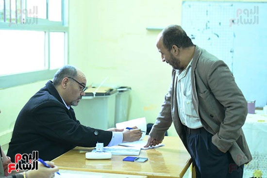 إقبال وزحام من الناخبين في للتصويت في جولة الإعادة من الانتخابات البرلمانية (13)