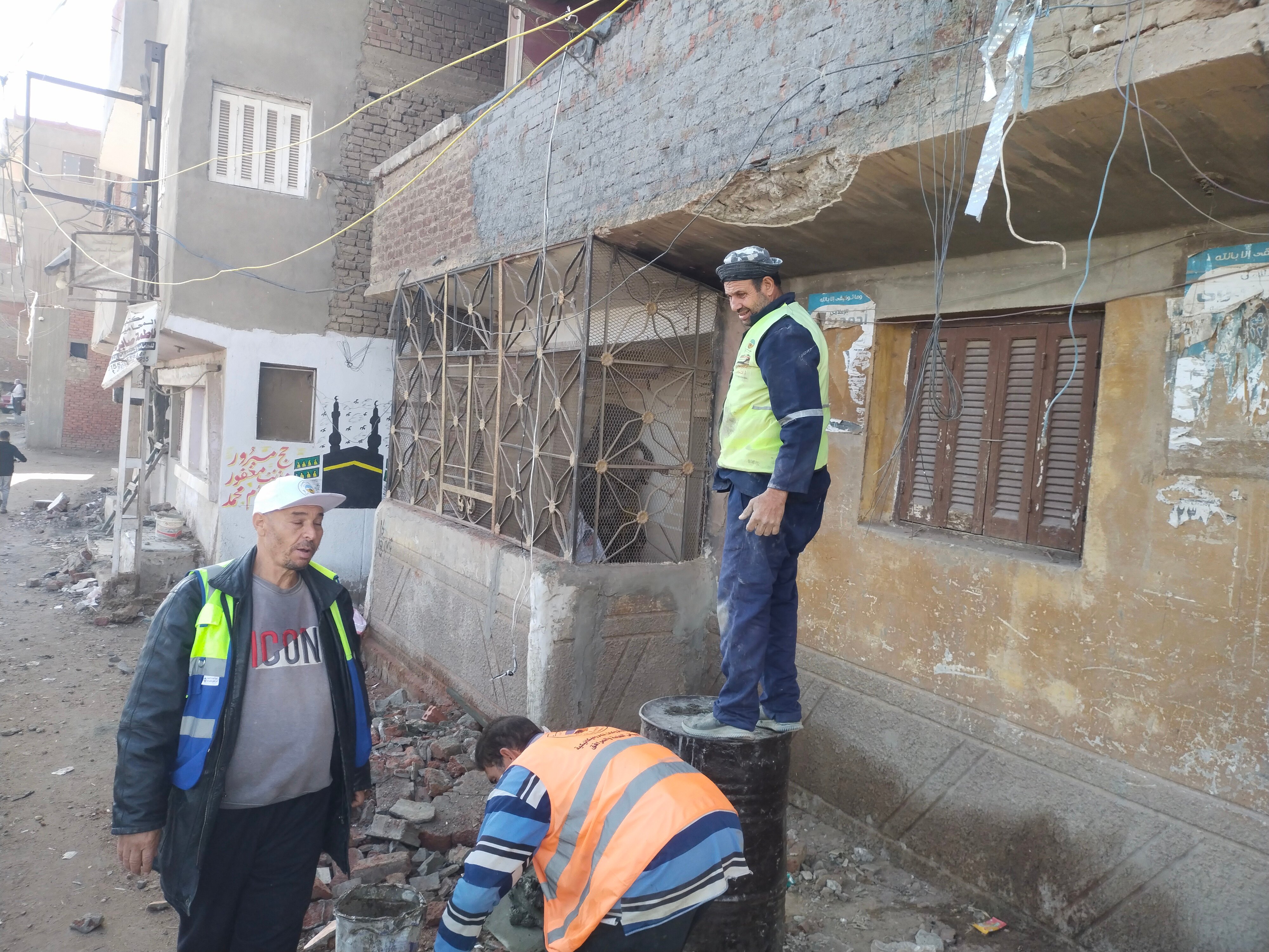 ترميم واجهات المنازل بعد رفع حاويات قطار البضائع بطوخ (4)