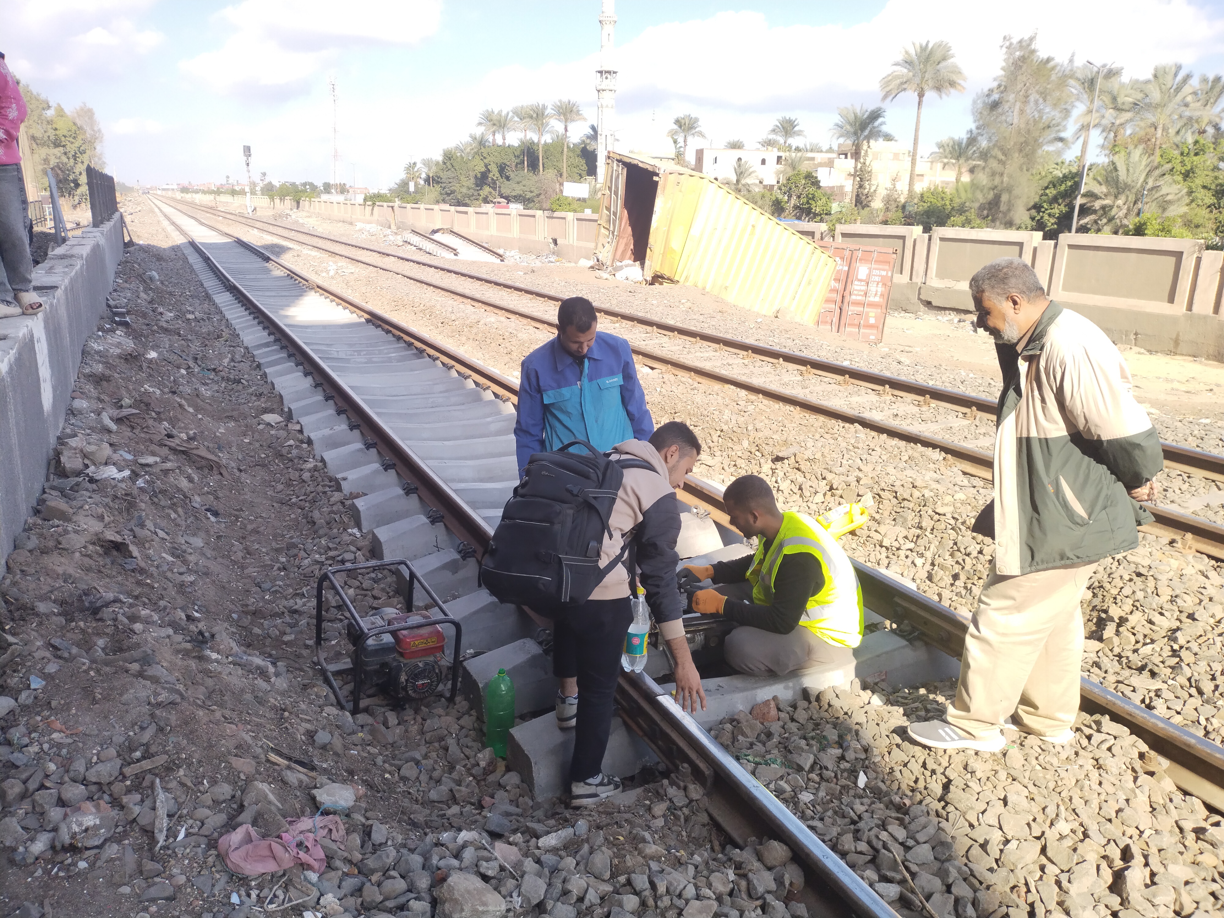 ترميم واجهات المنازل بعد رفع حاويات قطار البضائع بطوخ (1)