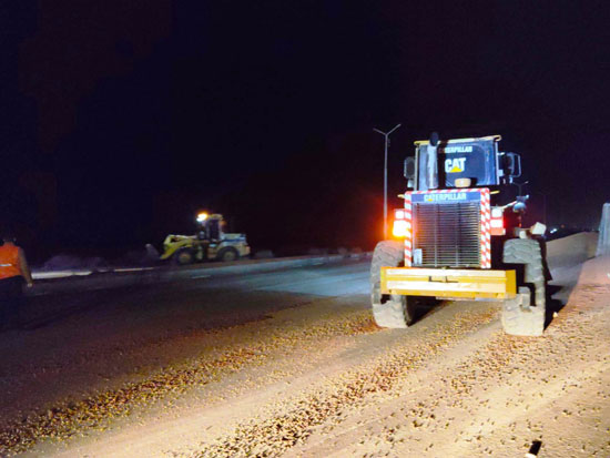 إصابة شخصين إثر انقلاب سيارة (4)