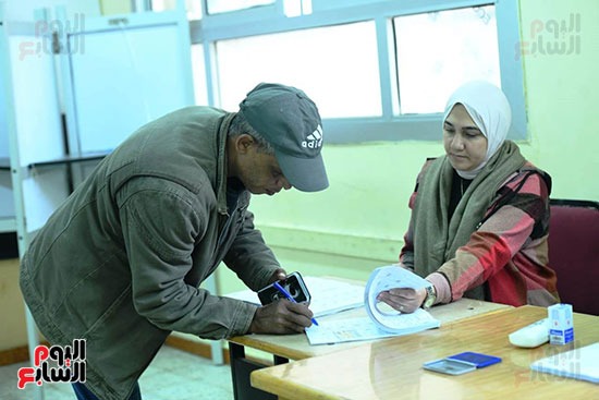 إقبال وزحام من الناخبين في للتصويت في جولة الإعادة من الانتخابات البرلمانية (9)
