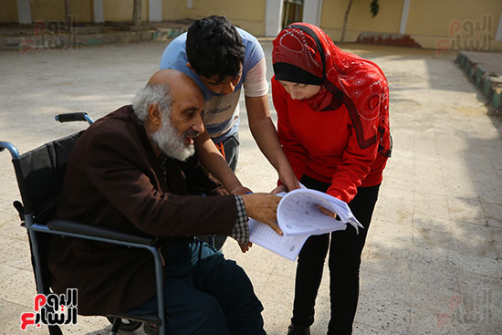 مسن يدلى بصوتة مسن يدلى بصوتة