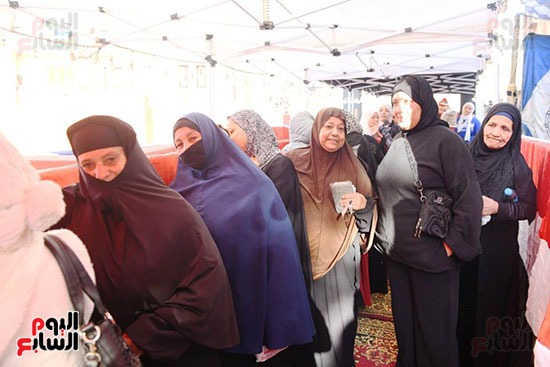 إقبال وزحام من الناخبين في للتصويت في جولة الإعادة من الانتخابات البرلمانية (10)