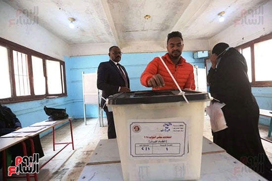 شاب من ذوي الاحتياجات الخاصة خلال الإدلاء بصوته (6)