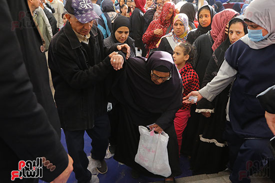 رغم المعاناه سيدة مسنة تدلي بصوتها رغم المعاناه سيدة مسنة تدلي بصوتها