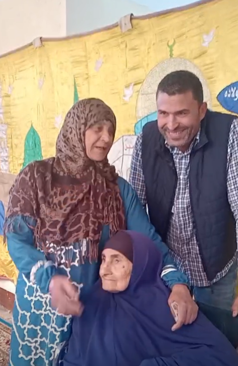 سيدة تبلغ من العمر 86 سنة تدلي بصوتها سيدة تبلغ من العمر 86 سنة تدلي بصوتها