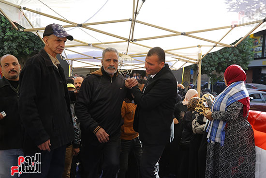 شرطي يساعد المسنين شرطي يساعد المسنين