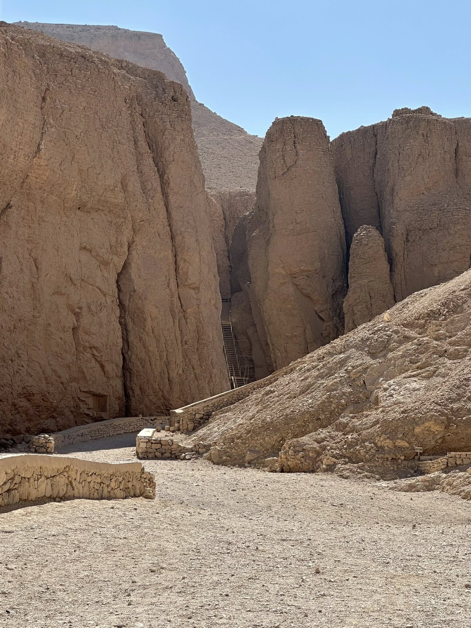 موقع المقبرة المعلقة نفرو رع في البر الغربى اكتشفها هوارد كارتر 1916