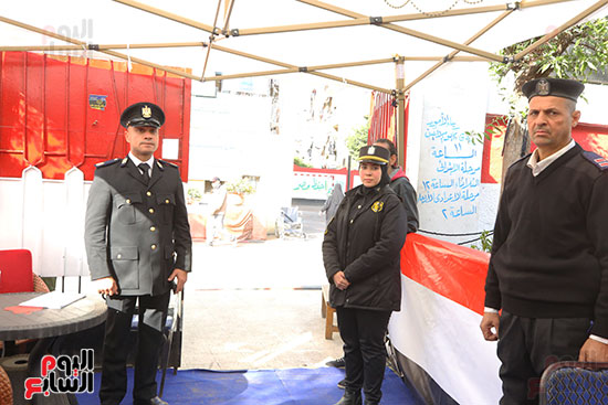 رجال الشرطة يشرفون علي تنظيم العملية الأنتخابية رجال الشرطة يشرفون علي تنظيم العملية الأنتخابية